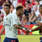 Neymar celebra con Mbappé uno de sus goles contra el Niza