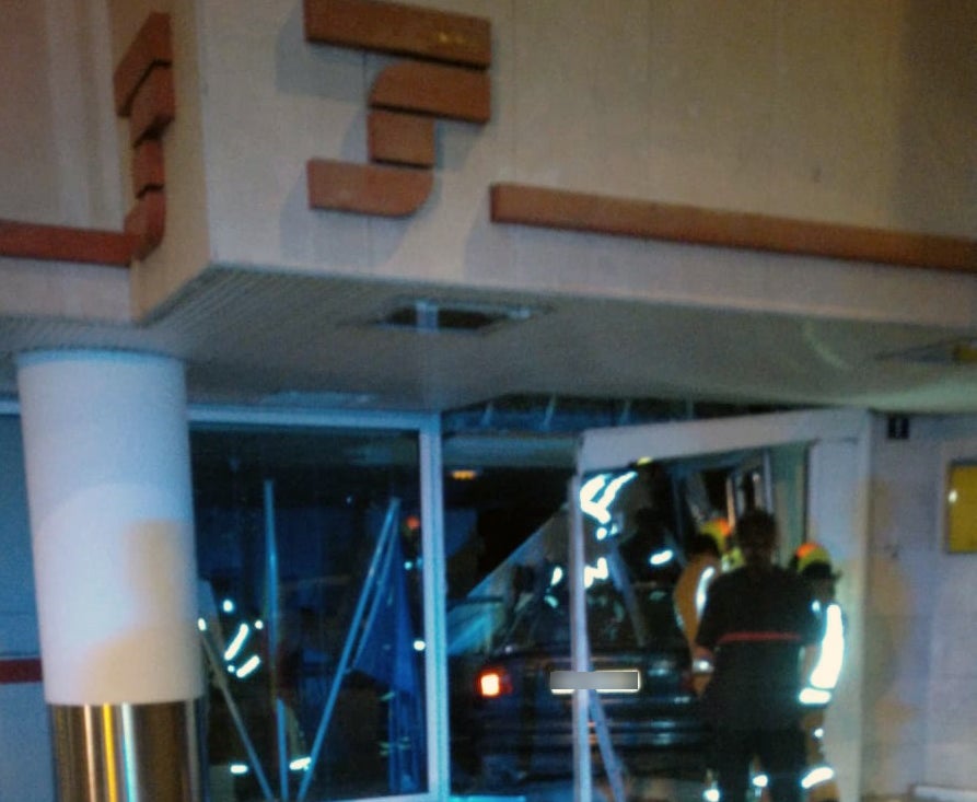Espectacular accidente sin heridos de gravedad en la avenida de Alicante de Elche Espectacular accidente sin heridos de gravedad en la avenida de Alicante de Elche