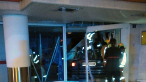 El veh&iacute;culo siniestrado ha acabado en el interior de la sede de la Tesorer&iacute;a General de la Seguridad Social 