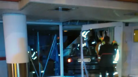 El vehículo siniestrado ha acabado en el interior de la sede de la Tesorería General de la Seguridad Social El vehículo siniestrado ha acabado en el interior de la sede de la Tesorería General de la Seguridad Social