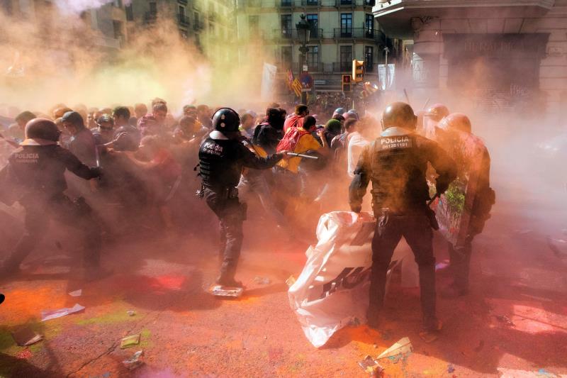 Seis independentistas detenidos y un mosso herido durante las dos manifestaciones en el centro de Barcelona Seis independentistas detenidos y un mosso herido durante las dos manifestaciones en el centro de Barcelona