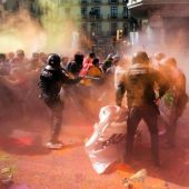 Los Mossos cargan contra independentistas para proteger una manifestación de policías