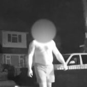 Las perturbadoras imágenes con las que una madre descubre que un hombre semidesnudo espía su casa durante la noche