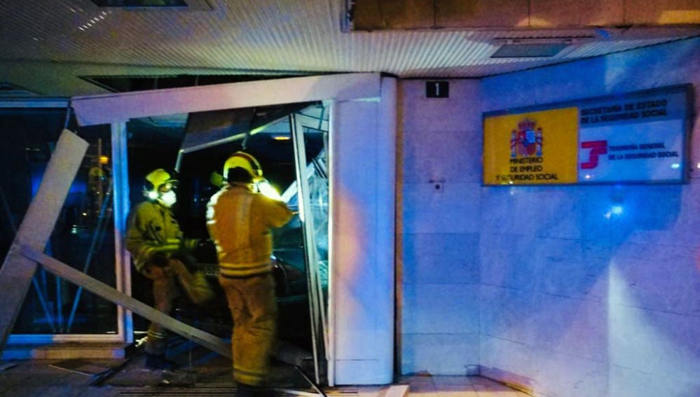Bomberos en el lugar del accidente