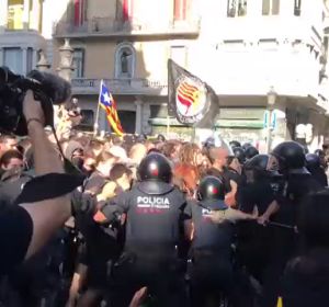 Momentos de tensión entre independentistas y los Mossos d'Esquadra Momentos de tensión entre independentistas y los Mossos d'Esquadra