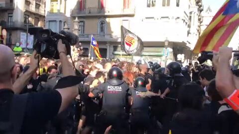 Momentos de tensi&oacute;n entre independentistas y los Mossos d'Esquadra 