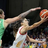 Marta Xargay intenta anotar ante la defensa de Cayla George Marta Xargay intenta anotar ante la defensa de Cayla George