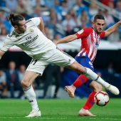 Bale y Koke luchan por la posesión del balón