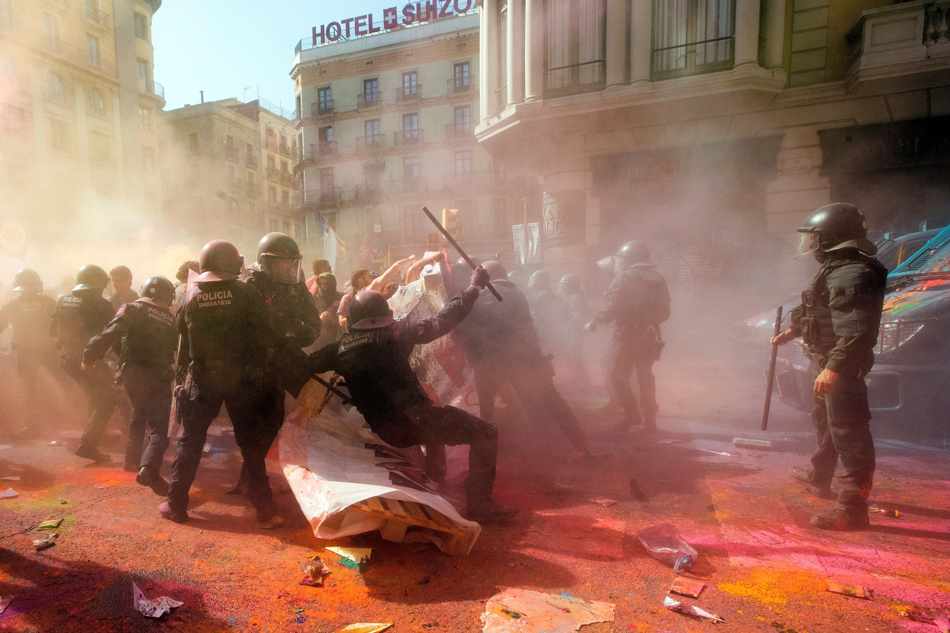 Personas físicas: "La CUP no entiende que los Mossos ya no den abrazos como antes" Personas físicas: "La CUP no entiende que los Mossos ya no den abrazos como antes"