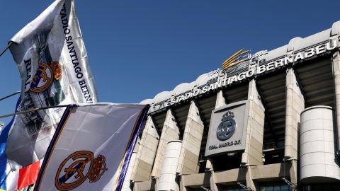 El Santiago Bernab&eacute;u, preparado antes del derbi contra el Atl&eacute;tico de Madrid