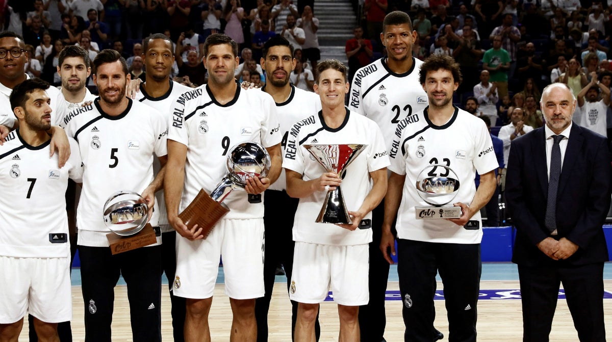 El Real Madrid ofrece al WiZink Center la ACB 2017-18 y la Supercopa conquistada en Santiago El Real Madrid ofrece al WiZink Center la ACB 2017-18 y la Supercopa conquistada en Santiago
