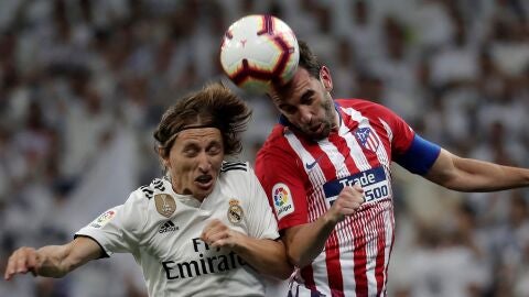 God&iacute;n pelea un bal&oacute;n a&eacute;reo con Modric