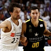 Rodrigo San Miguel intenta entrar a canasta ante la defensa de Sergio Llull Rodrigo San Miguel intenta entrar a canasta ante la defensa de Sergio Llull