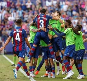 Los jugadores del Levante celebran uno de los goles contra el Alavés Los jugadores del Levante celebran uno de los goles contra el Alavés