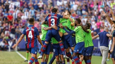 Los jugadores del Levante celebran uno de los goles contra el Alav&eacute;s