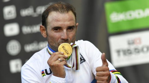 Alejandro Valverde besa la medalla de campe&oacute;n del mundo