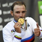 Alejandro Valverde besa la medalla de campeón del mundo