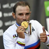 Alejandro Valverde besa la medalla de campeón del mundo Alejandro Valverde besa la medalla de campeón del mundo