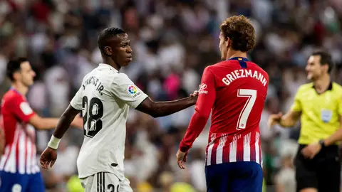 Vinicius se da la mano con Griezmann Vinicius se da la mano con Griezmann