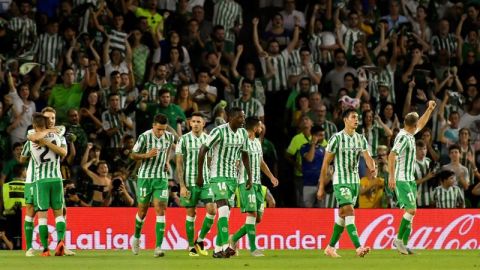 Los jugadores del Betis celebran el gol de Loren al final. 