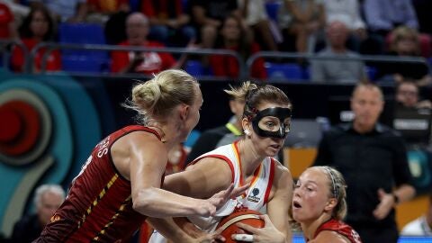 Laura Gil intenta entrar en la zona ante la defensa de B&eacute;lgica