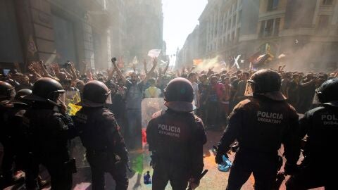 Los Mossos d&acute;Esquadra han cargado en Barcelona contra grupos de independentistas