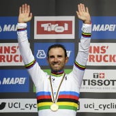 Alejandro Valverde, con el maillot arcoiris y la medalla de oro del Mundial de ciclismo