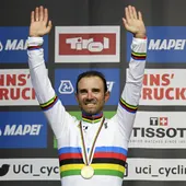 Alejandro Valverde, con el maillot arcoiris y la medalla de oro del Mundial de ciclismo Alejandro Valverde, con el maillot arcoiris y la medalla de oro del Mundial de ciclismo