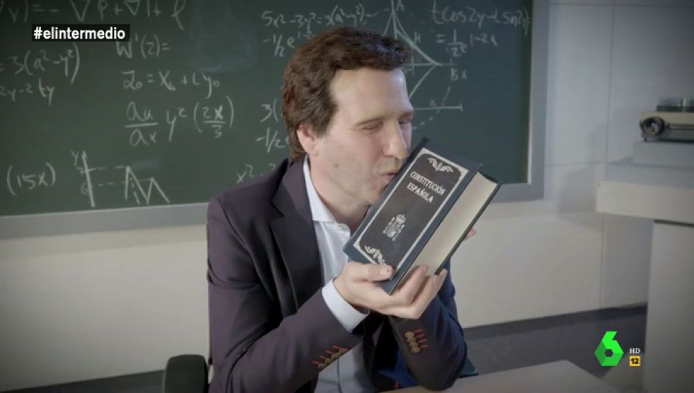 La desternillante imitación de Joaquín Reyes a Pablo Casado: "Soy la baba de caracol del PP, el rejuvenecedor de la derecha" La desternillante imitación de Joaquín Reyes a Pablo Casado: "Soy la baba de caracol del PP, el rejuvenecedor de la derecha"