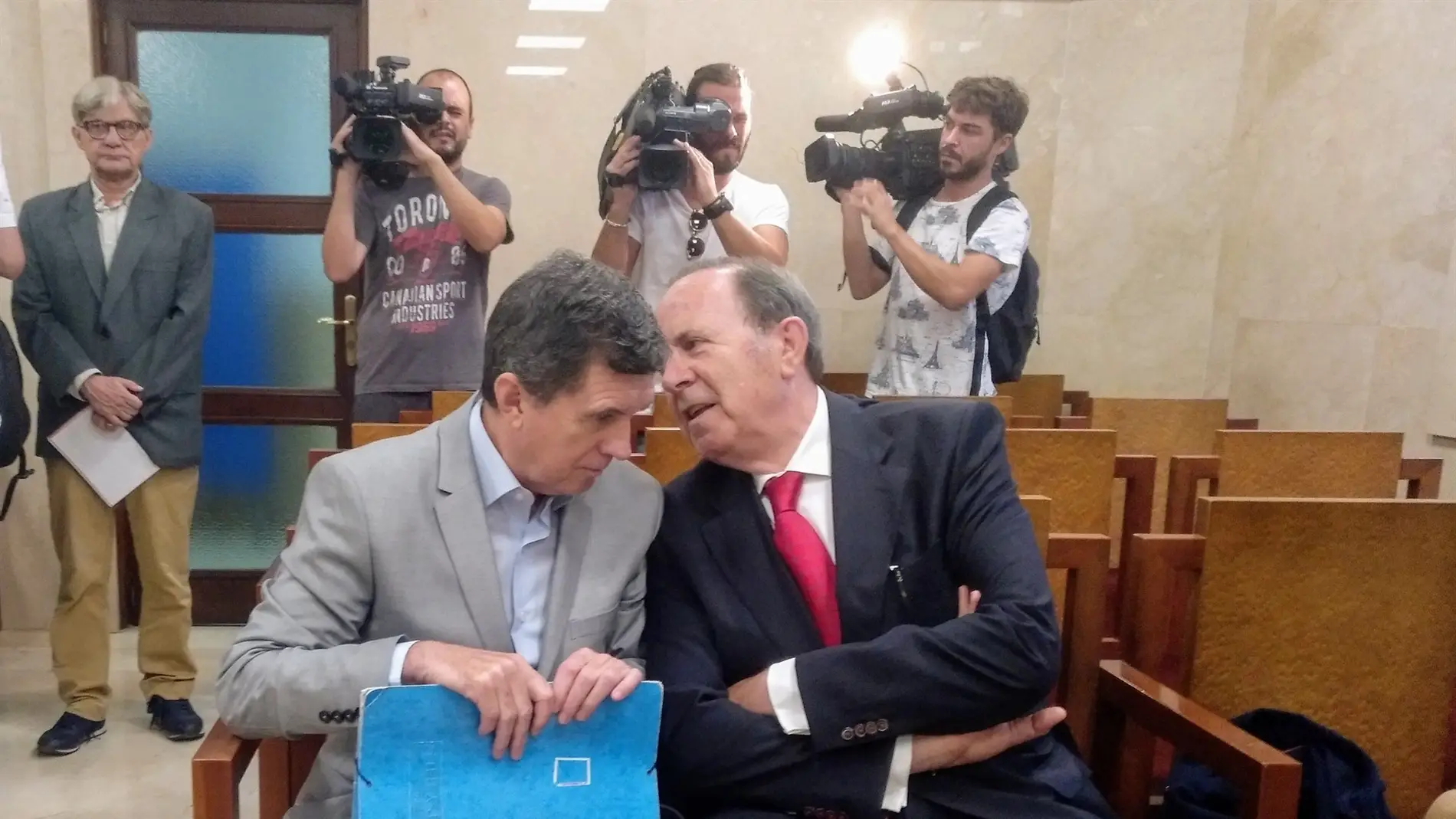 Jaume Matas junto a José María Rodríguez en la primera sesión del Juicio por el Caso Over 