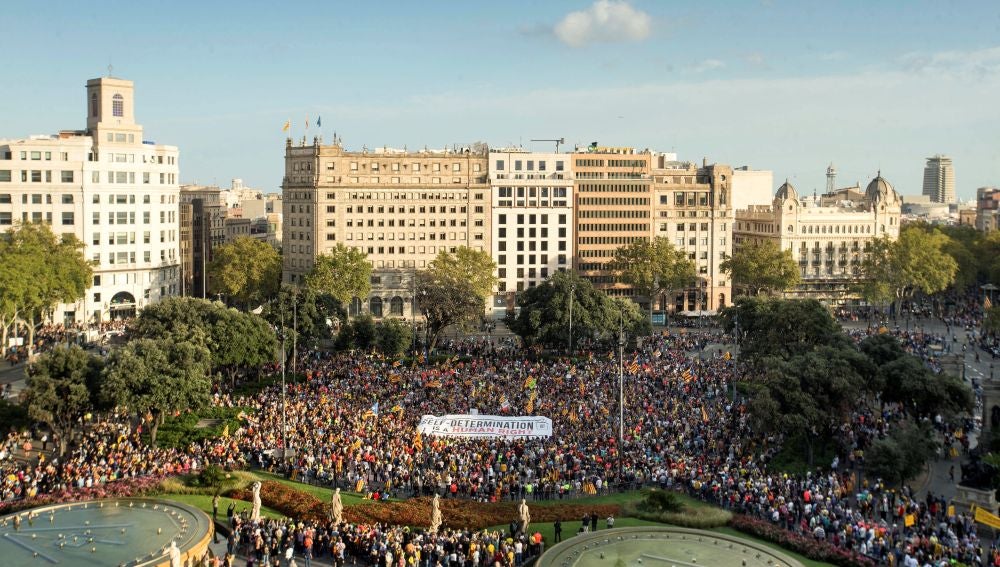 Miles de personas marchan en Barcelona para reivindicar el "mandato" del 1-O
