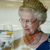 La reina Isabel II utiliza una mano postiza para saludar: