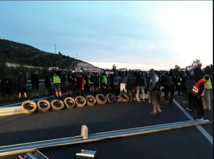 Los CDR cortan la circulación de la AP7 a la altura de Vandellòs (Tarragona) Los CDR cortan la circulación de la AP7 a la altura de Vandellòs (Tarragona)