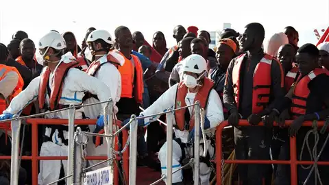 Decenas de inmigrantes rescatados Decenas de inmigrantes rescatados