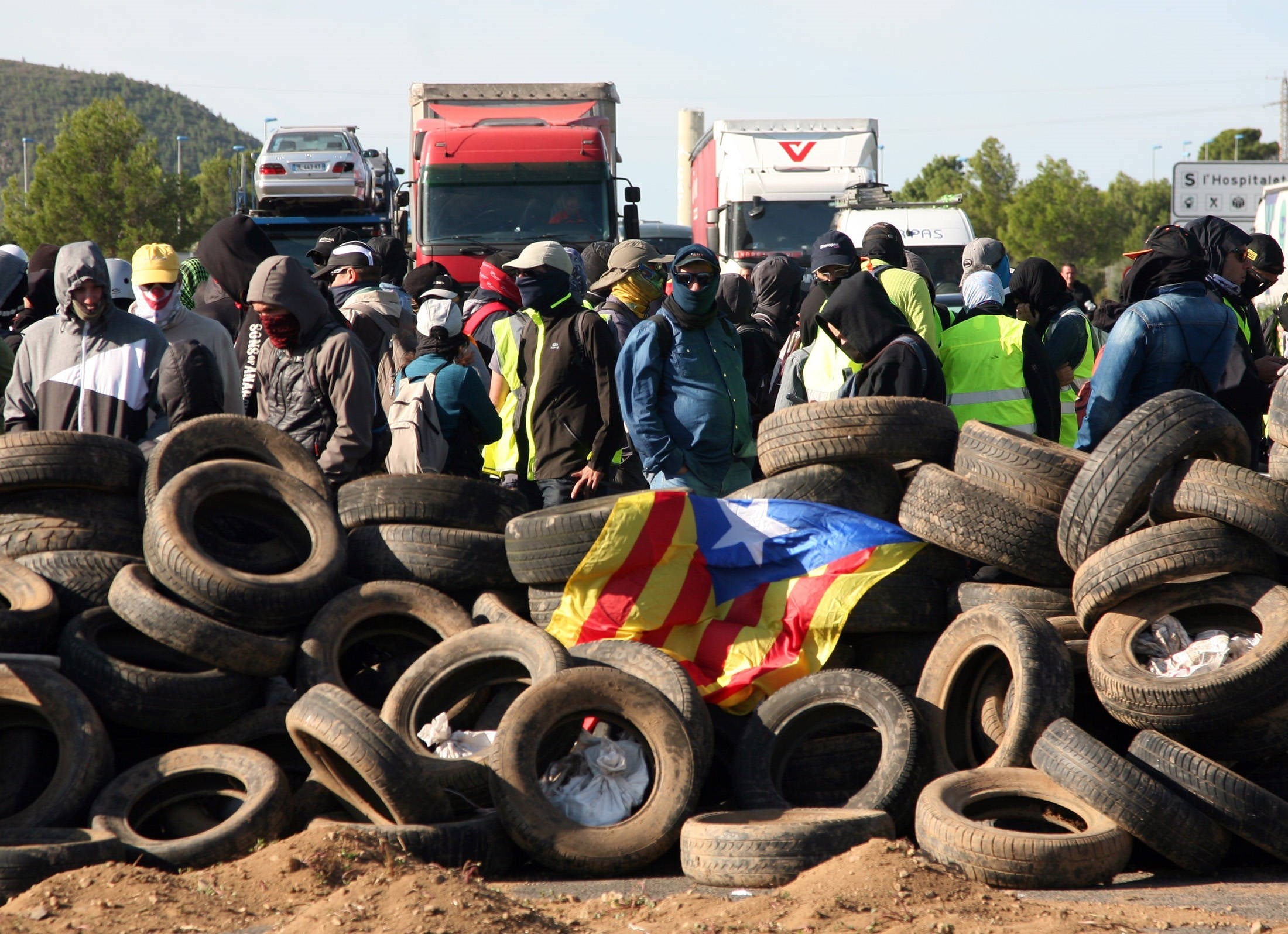 Vinaròs se prepara para acoger a los transportistas afectados por la situación de Cataluña Vinaròs se prepara para acoger a los transportistas afectados por la situación de Cataluña