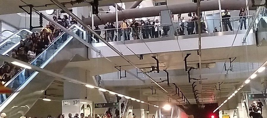 Unas 200 personas han irrumpido en la estación del AVE de Girona Unas 200 personas han irrumpido en la estación del AVE de Girona
