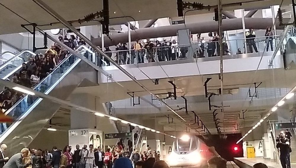 Unas 200 personas han irrumpido en la estación del AVE de Girona
