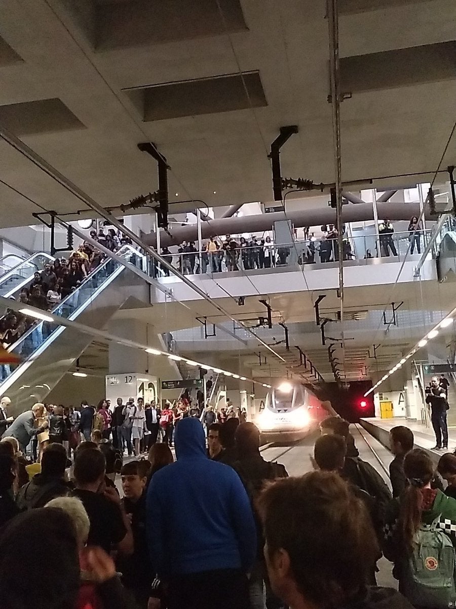 Cientos de miembros de los CDR cortan las vías del AVE en estación de Girona Cientos de miembros de los CDR cortan las vías del AVE en estación de Girona