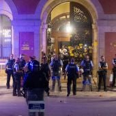 Los Mossos protegen el Parlament de los manifestantes agolpados a sus puertas