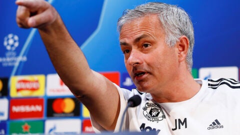 Mourinho se&ntilde;ala a los periodistas en la rueda de prensa