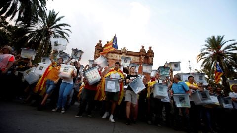 Vista de la manifestaci&oacute;n soberanista a su paso por el Arco de Triunfo de Barcelona