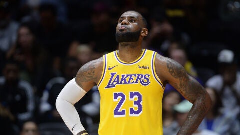 LeBron James, en su debut con los Lakers