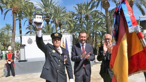 El Comisario Principal de la Polic&iacute;a Local de Elche, C&eacute;sar Zaragoza, exhibe la Medalla de Oro de la ciudad otorgada por el ayuntamiento