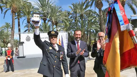 El Comisario Principal de la Policía Local de Elche, César Zaragoza, exhibe la Medalla de Oro de la ciudad otorgada por el ayuntamiento El Comisario Principal de la Policía Local de Elche, César Zaragoza, exhibe la Medalla de Oro de la ciudad otorgada por el ayuntamiento