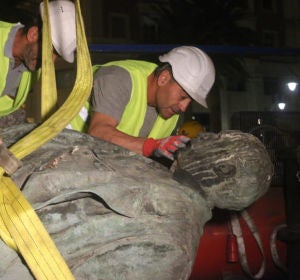 La estatua del Marqués de Larios se despide de su ubicación La estatua del Marqués de Larios se despide de su ubicación