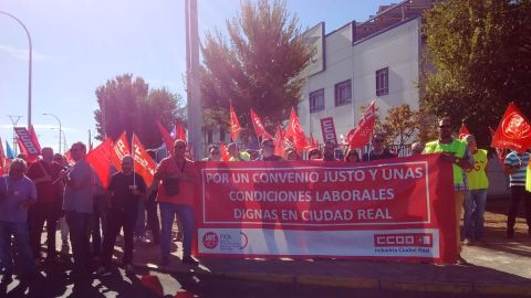 Concentraci&oacute;n de protesta frente a F&eacute;lix Sol&iacute;s de Valdepe&ntilde;as