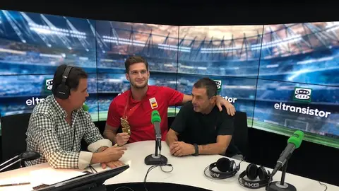 Nikoloz Shera posa con su medalla de campeón del mundo en El Transistor Nikoloz Shera posa con su medalla de campeón del mundo en El Transistor