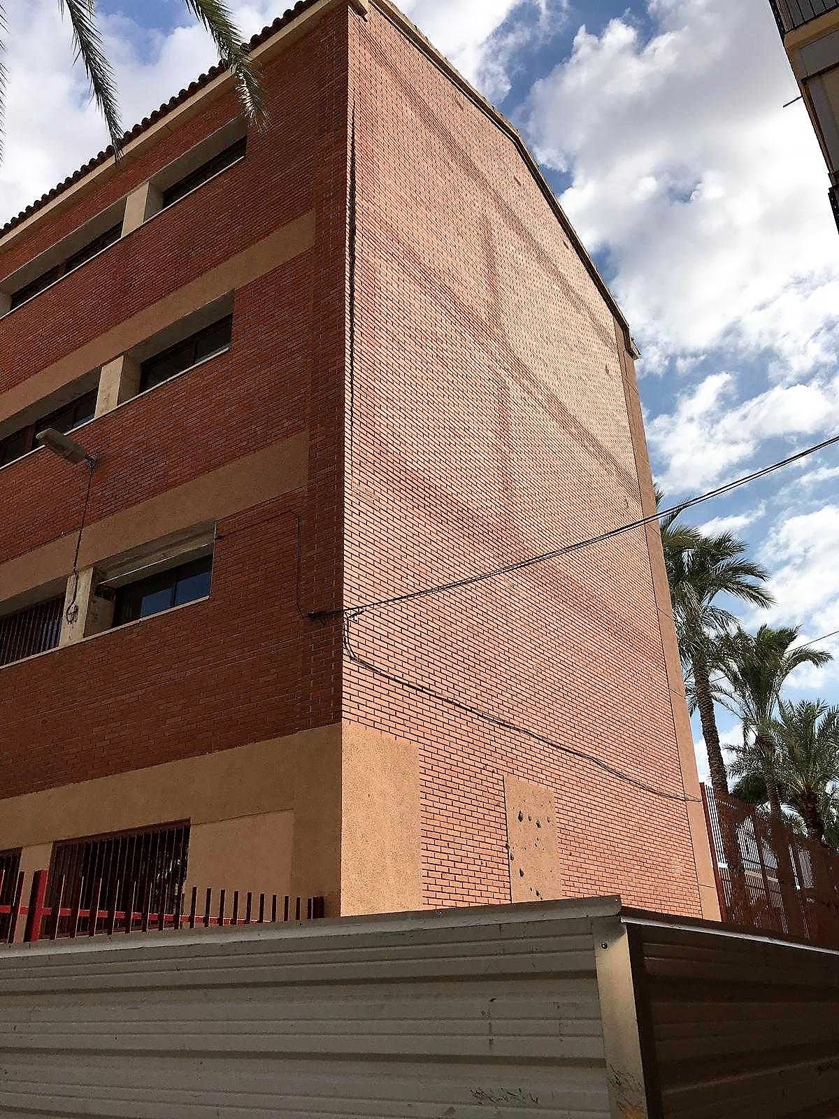 El PP de Elche urge a la Conselleria de Educación arreglar la fachada del colegio Jaume I El PP de Elche urge a la Conselleria de Educación arreglar la fachada del colegio Jaume I