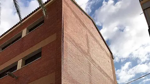 Grieta en la fachada del colegio Jaume I de Elche Grieta en la fachada del colegio Jaume I de Elche