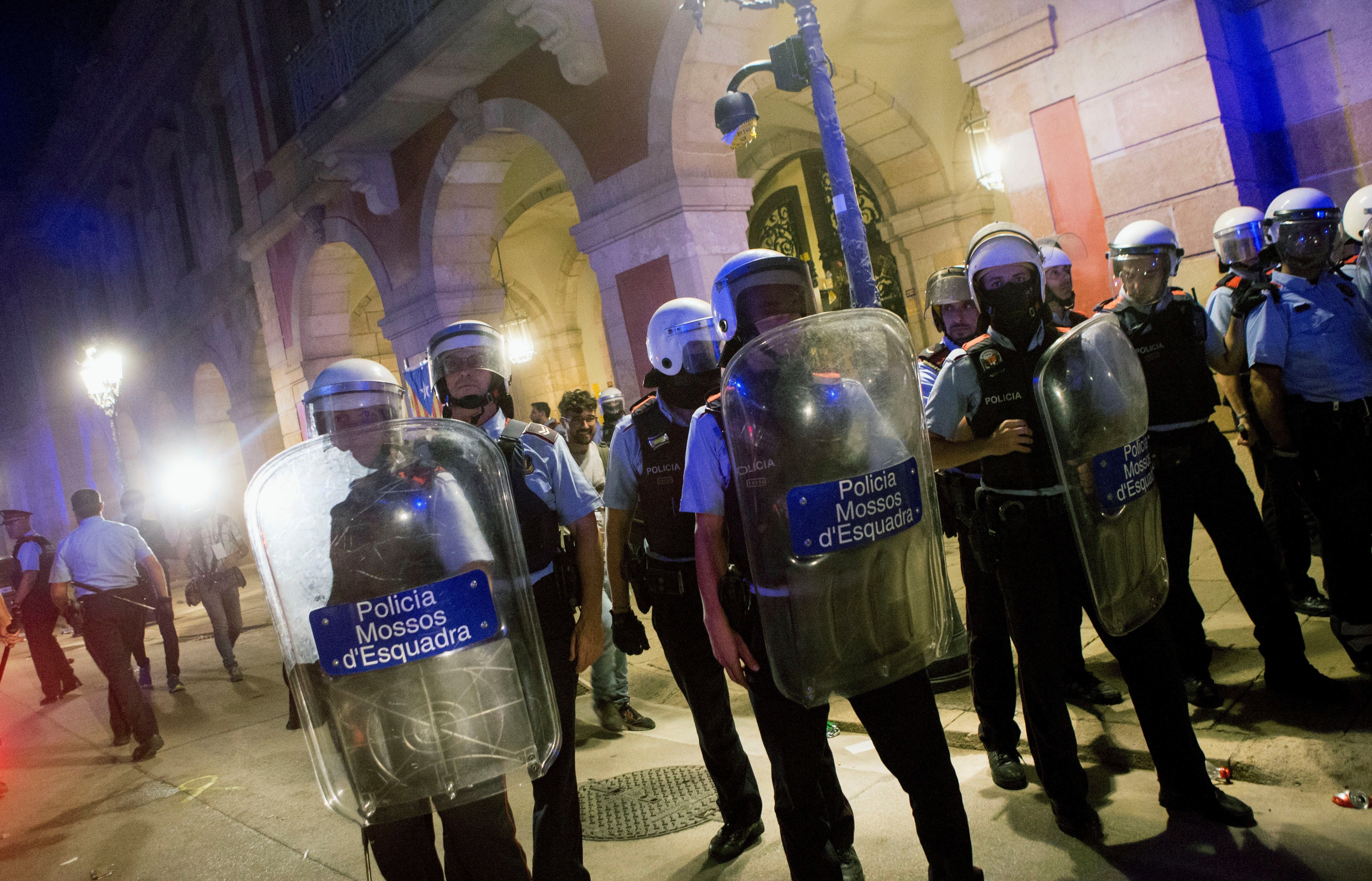 Los Mossos d'Esquadra denuncian ante el Defensor del pueblo la politización por el Govern de sus funciones Los Mossos d'Esquadra denuncian ante el Defensor del pueblo la politización por el Govern de sus funciones
